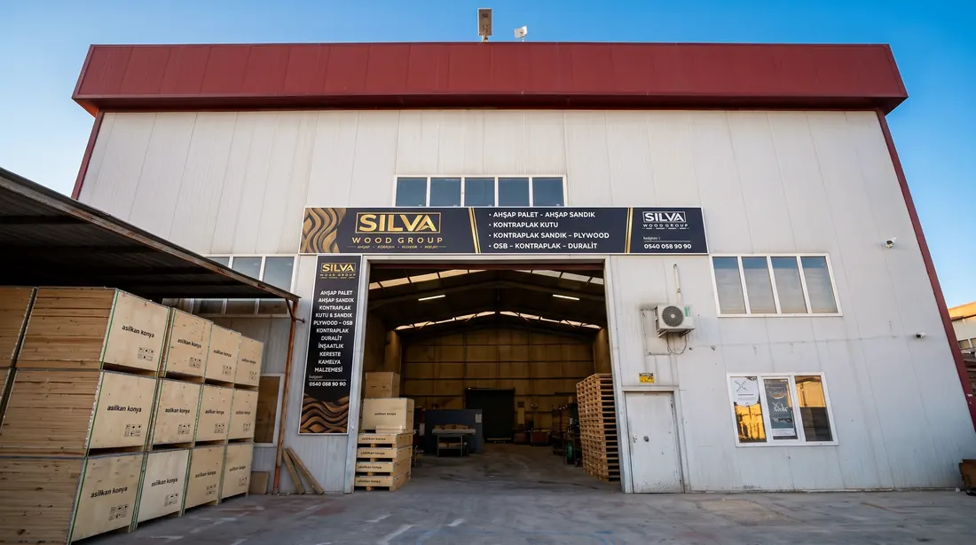 Silva Wood Group Konya tesisi: önünde kontrplak sandıklar ve ahşap paletler