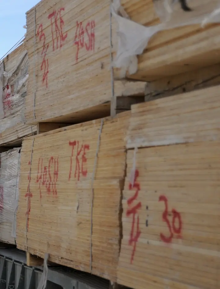 Plywood — üst üste istiflenmiş plywood levhalar